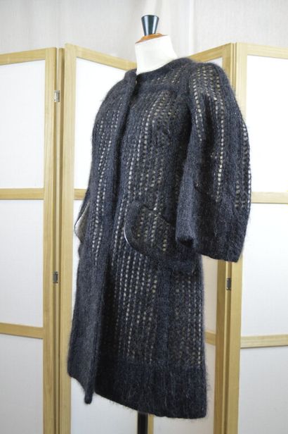 CELINE

Manteau en tricoté gris, le fond...