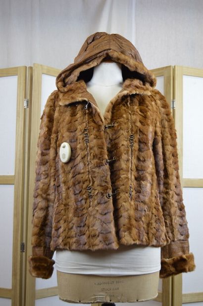 LOU BAROK

Veste à capuche en viselle et...