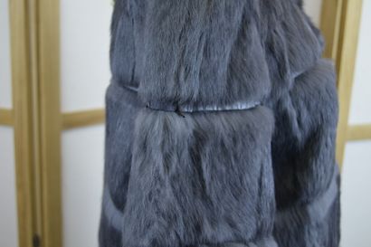 MAX ET MOI

Manteau en lapin gris, rayures...