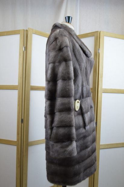 GEORGES RECH

Manteau ¾ en vison gris 

Taille...