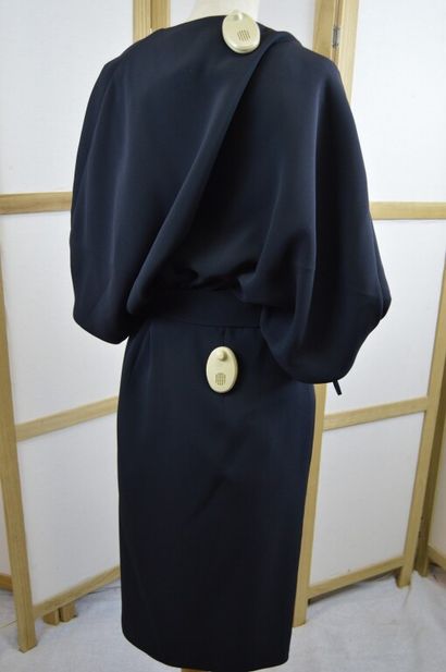 VALENTINO

Numéro 39864. 

Robe à manches...