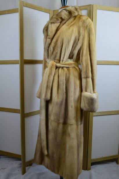 SAM-ROME

Manteau long en vison crème avec...