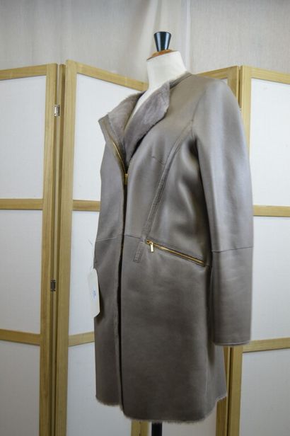 PAULE KA

Manteau long en peau lainé taupe...