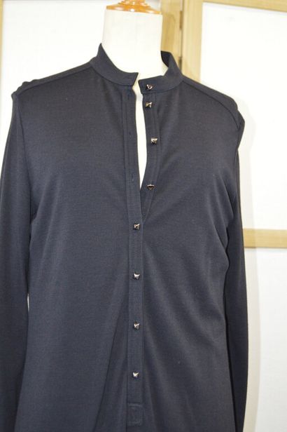 HERMES, Paris. 

Robe droite à manches longues...