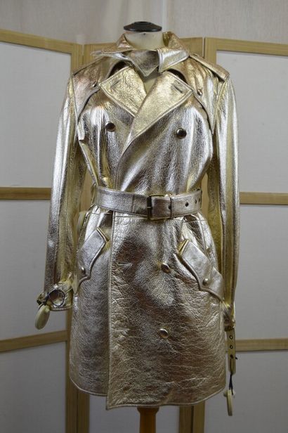 SAINT LAURENT, Paris. 

Trench en cuir doré....