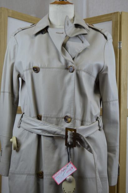 LOUIS VUITTON

Trench en cuir d'agneau beige

Taille...