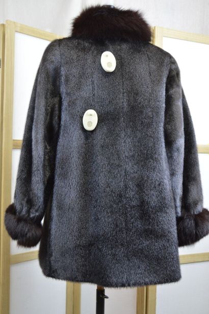 Manteau de fourrure en loutre et renard noir...