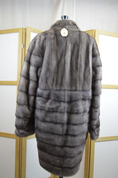 GEORGES RECH

Manteau ¾ en vison gris 

Taille...