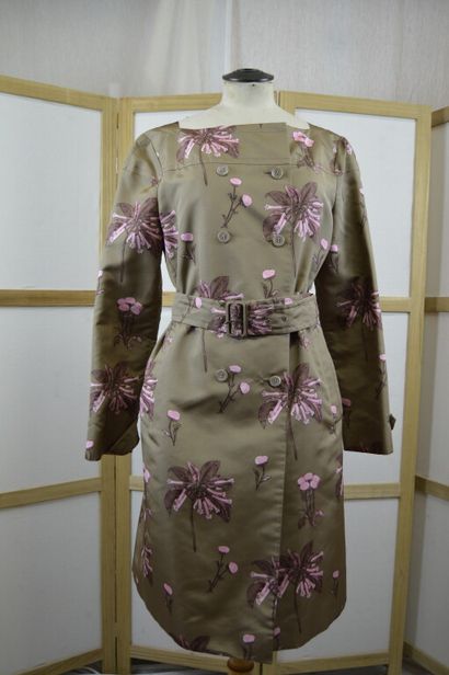 PRADA. 

Robe manteau de cérémonie à manches...