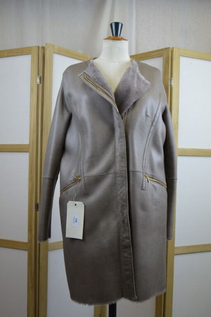PAULE KA

Manteau long en peau lainé taupe...