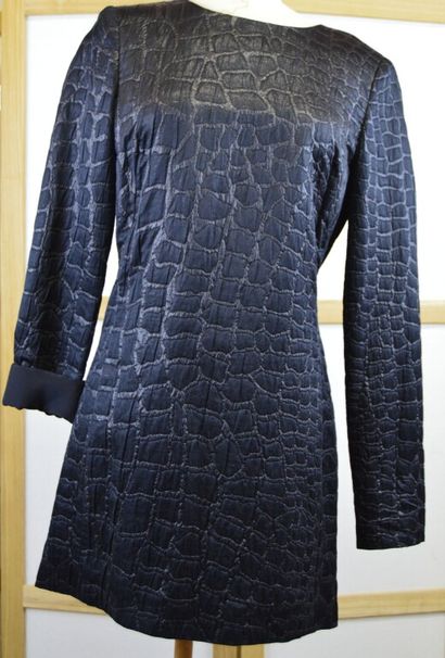 CHLOE.

Robe noire droite courte à manches...
