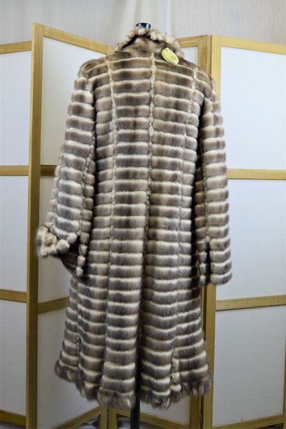 ZILLI

Manteau ¾ à bandes de vison crème...