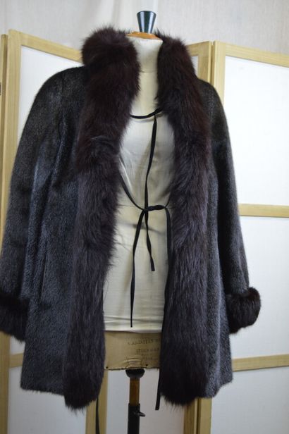 Manteau de fourrure en loutre et renard noir...