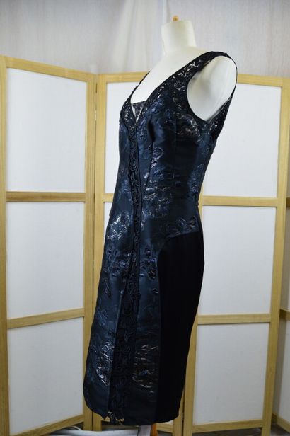 NINA RICCI. 

Robe droite sans manches en...