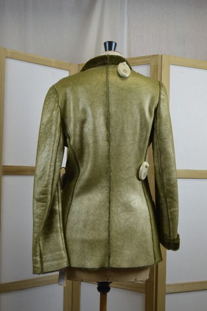 UNGARO

Veste de peau lainé kaki irisé, boutonnage...