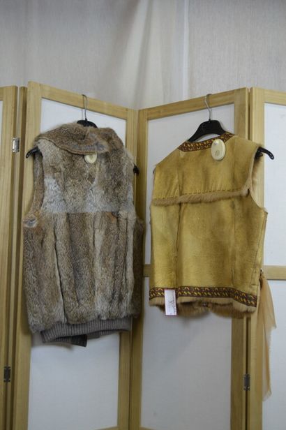 Lot de deux gilets sans manches en fourrure :

...