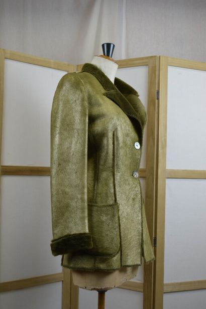 UNGARO

Veste de peau lainé kaki irisé, boutonnage...