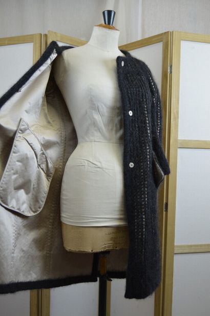 CELINE

Manteau en tricoté gris, le fond...