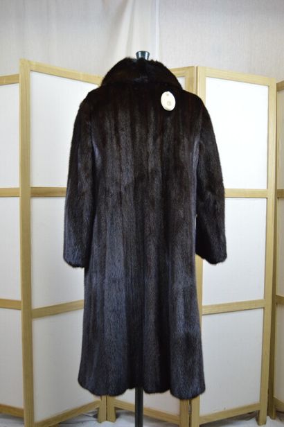 Manteau long en vison foncé. 

Taille 38