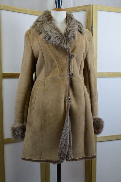 PELLESSIMO 

Manteau ¾ en peau lainé en fourrure...