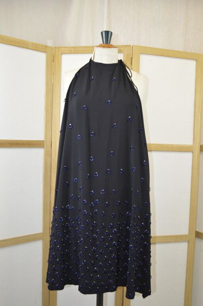 CHLOE. 

Robe dos nu en soie et crêpe noire,...