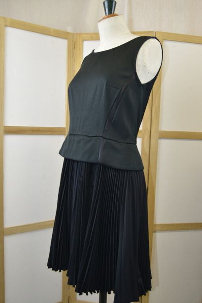 PRADA, Milano. 

Robe à basque sans manches,...