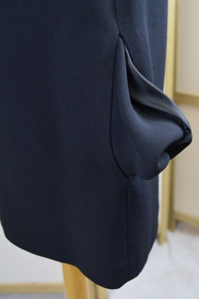 CELINE

Robe sans manche en crêpe noir le...