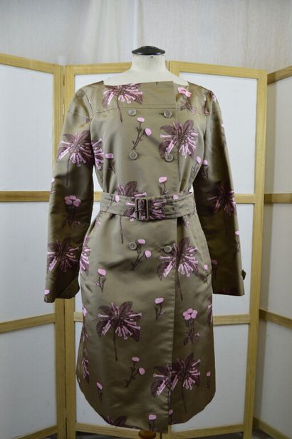 PRADA. 

Robe manteau de cérémonie à manches...