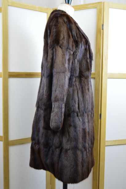 SPRUNG FRERES 

Manteau de fourrure marron...