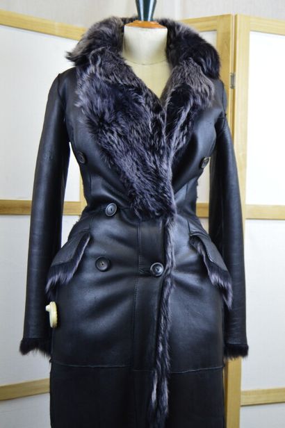 GUCCI

Manteau long en peau lainé noir. 

Taille...