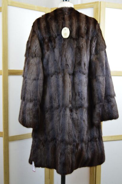 SPRUNG FRERES 

Manteau de fourrure marron...