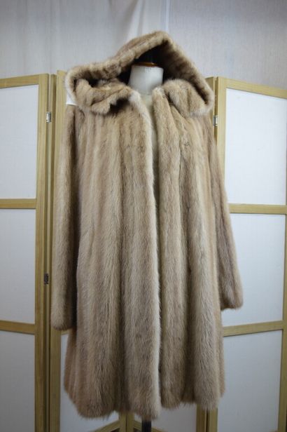 Manteau à capuche en fourrure en vison beige...