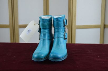 FREE LANCE

Paire de bottine à talon en cuir...
