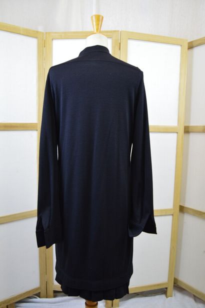 HERMES, Paris. 

Robe droite à manches longues...