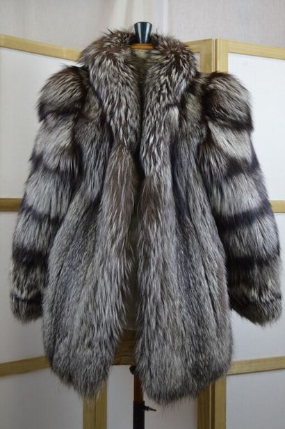 Veste / manteau court en renard gris à ramage...