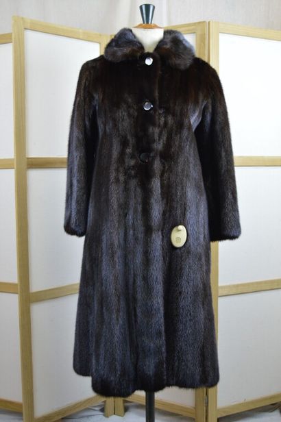 Manteau long en vison foncé. 

Taille 38