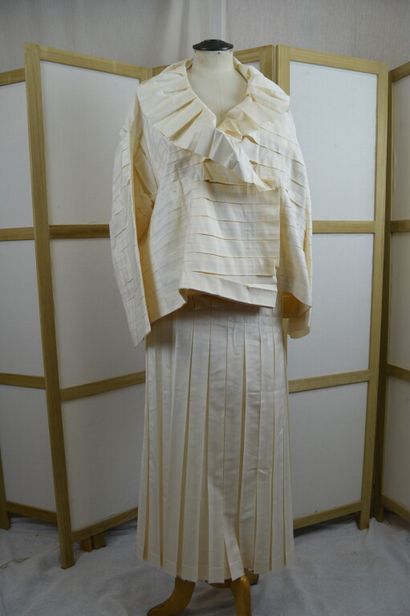 ISSEY MIYAKE

Ensemble veste et jupe portefeuille...