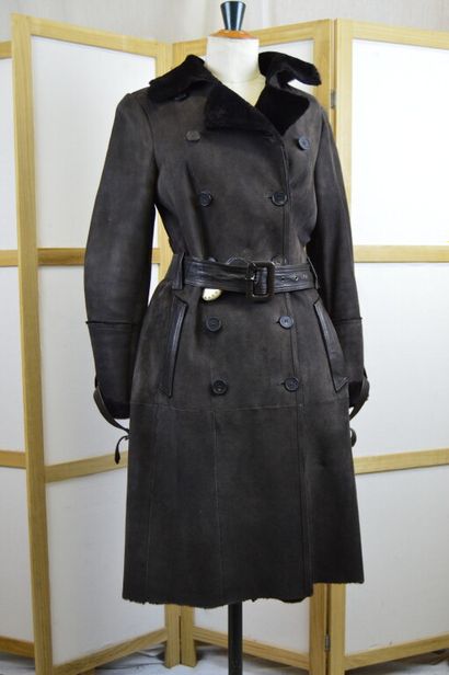 GEORGES RECH 

Manteau long cintré en peau...
