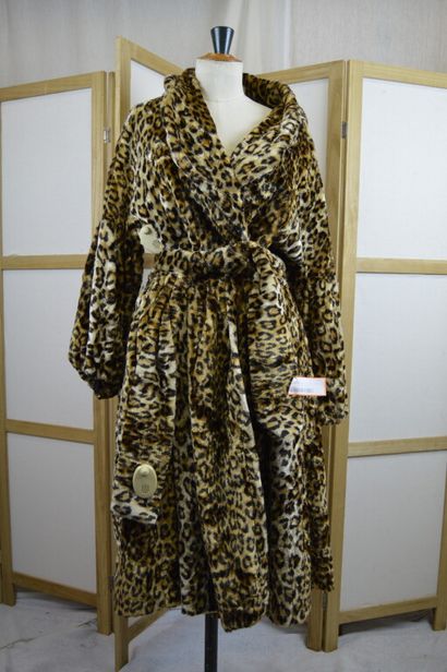 NICA RICCI

Manteau long en fausse fourrure...