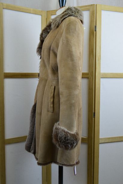 PELLESSIMO 

Manteau ¾ en peau lainé en fourrure...