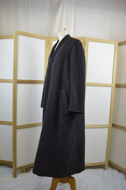 HERMES, Paris. 

Manteau châle long en lainage...
