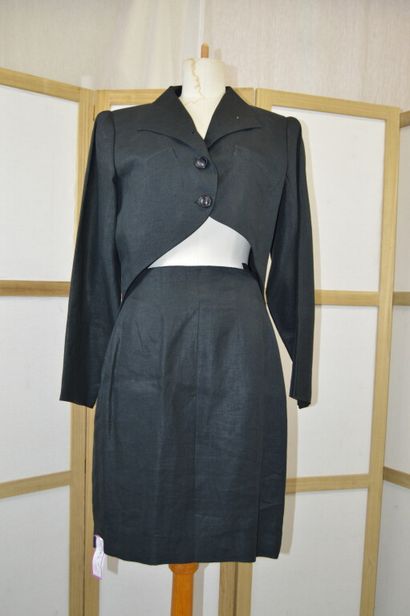 HERMES, Paris. 

Tailleur veste et jupe en...