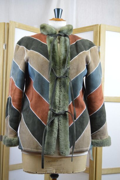 DIOR

Manteau court en peau lainé patchwork...