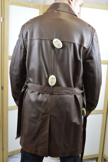 LORO PIANA

Trench d'homme en cuir marron...