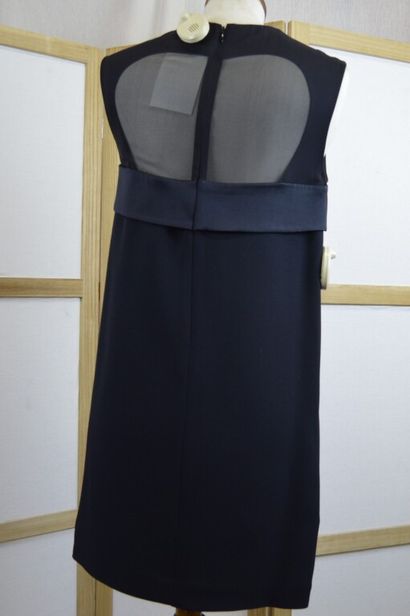 CELINE

Robe sans manche en crêpe noir le...