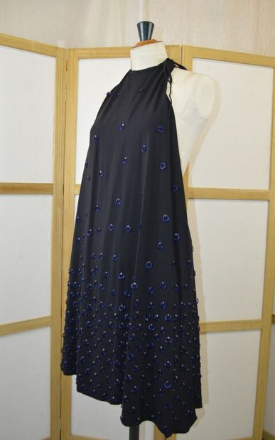 CHLOE. 

Robe dos nu en soie et crêpe noire,...