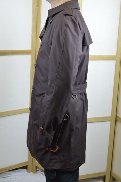 BURBERRY London

Trench chocolat 

Sans étiquette...