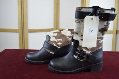 ZANOTTI

Paire de bottines en cuir noir à...