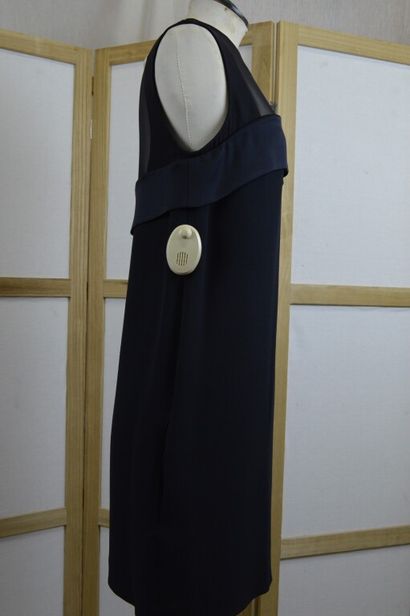 CELINE

Robe sans manche en crêpe noir le...