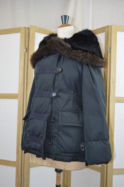 LOUIS VUITTON PARIS

Doudoune courte en nylon...